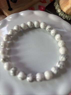 White Howlite Bead Stretch 8mm Bracelet - Classic Marble Look